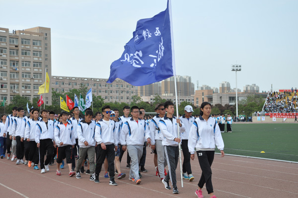 10我院运动员方阵参加闭幕式.JPG 10我院运动员方阵参加闭幕式.JPG