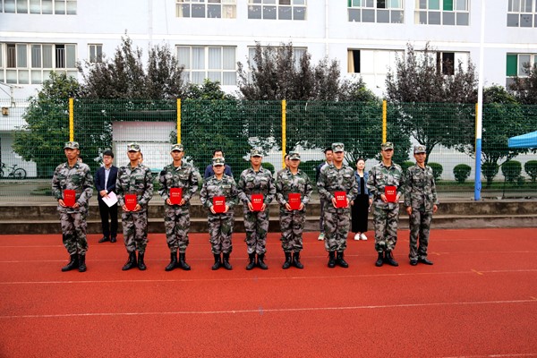 7. 张德华少校与优秀教官合影.JPG 7. 张德华少校与优秀教官合影.JPG