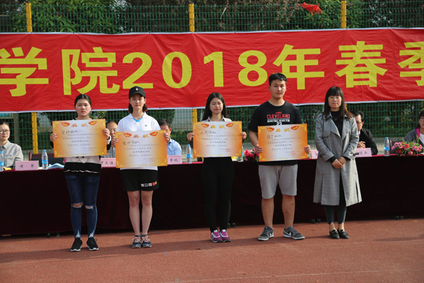 学生处处长黄翠为道德风尚奖获奖班级颁奖并合影.JPG 学生处处长黄翠为道德风尚奖获奖班级颁奖并合影.JPG